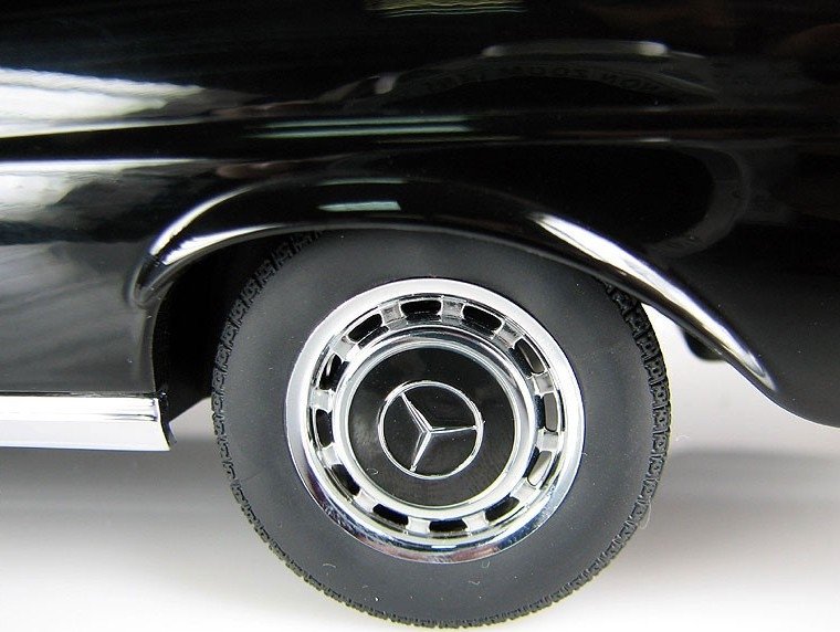 Автомодель Autoart Mercedes-Benz 280 SE Coupe 1:18 (76286) купить